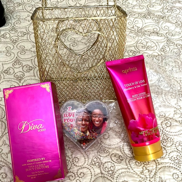Touch of love blackberry and lilac scented body lotion - Picture 1 of 1